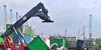 Seorang Sopir Truk di Surabaya Tewas Tertimpa Kontainer Saat Diangkat Seorang Sopir Truk di Surabaya Tewas Tertimpa Kontainer Saat Diangkat