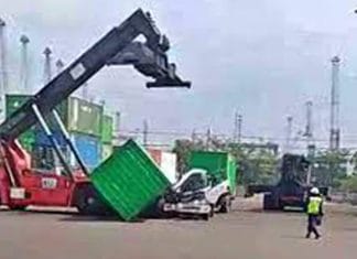 Seorang Sopir Truk di Surabaya Tewas Tertimpa Kontainer Saat Diangkat Seorang Sopir Truk di Surabaya Tewas Tertimpa Kontainer Saat Diangkat