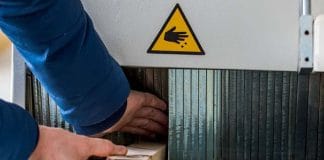 Seorang Karyawan Percetakan di Semarang Alami Kecelakaan Kerja Seorang Karyawan Percetakan di Semarang Alami Kecelakaan Kerja