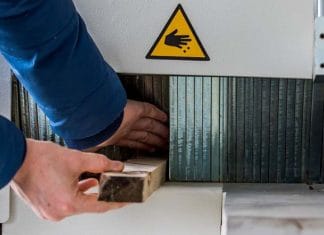 Seorang Karyawan Percetakan di Semarang Alami Kecelakaan Kerja Seorang Karyawan Percetakan di Semarang Alami Kecelakaan Kerja